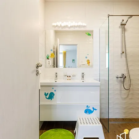 דירה View - By Metro, Kids Room, Huge Terrace, 2 Garages, Ps5, Playground, Bbq, 24h Security סופיה